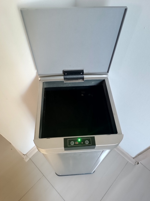 Kosz na śmieci z czujnikiem ruchu 60l Kitchen Move - Wada