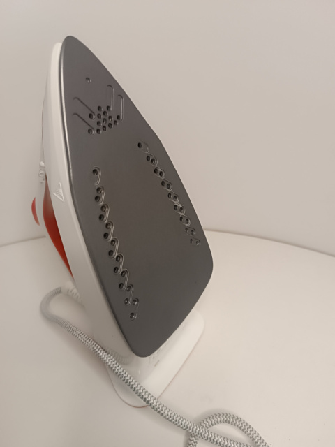 Żelazko parowe Braun TexStyle Red/white blokada kapania