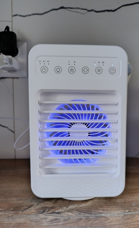 Klimatyzator przenośny obrotowy 180° 10 W model F2, kolorowe podświetlenie, USB