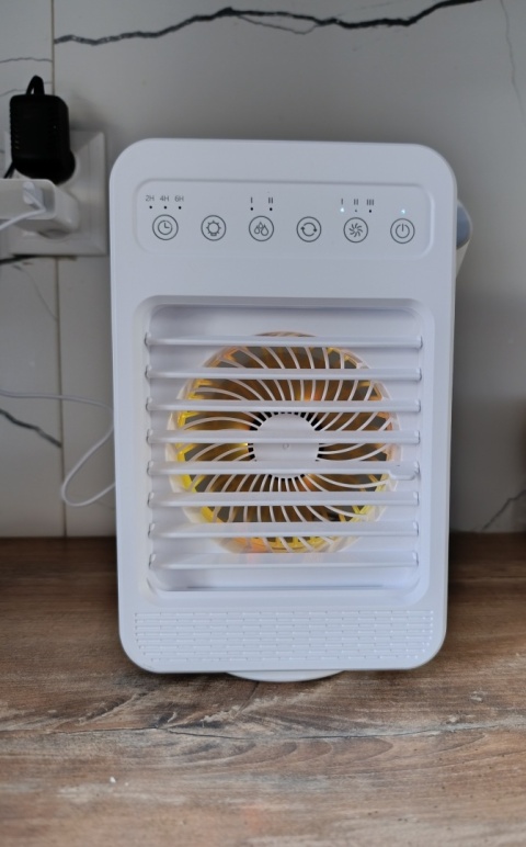 Klimatyzator przenośny obrotowy 180° 10 W model F2, kolorowe podświetlenie, USB