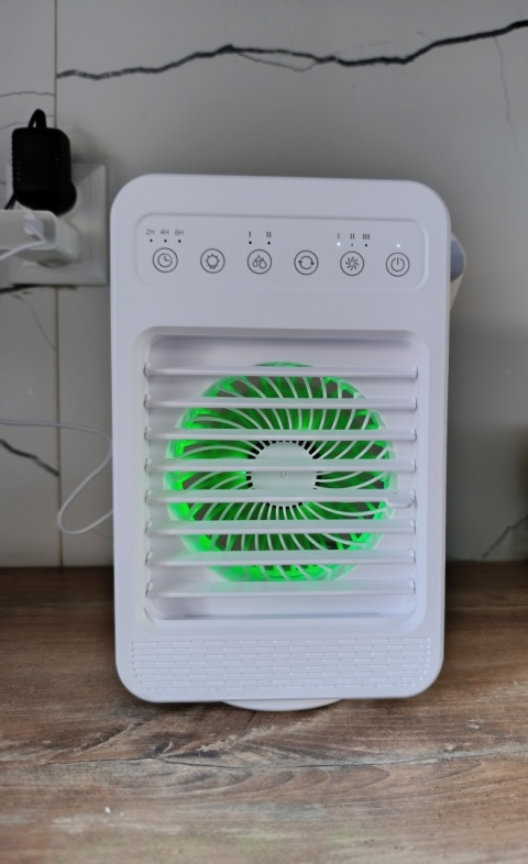 Klimatyzator przenośny obrotowy 180° 10 W model F2, kolorowe podświetlenie, USB