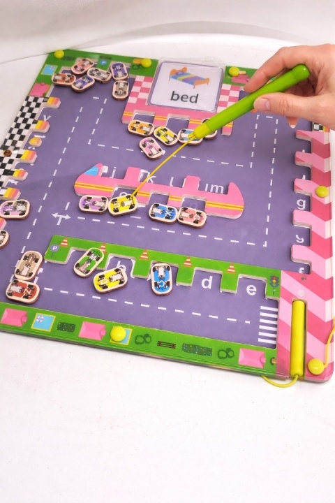 Magnetyczny Labirynt „Parking” – edukacyjna zabawka dla dzieci