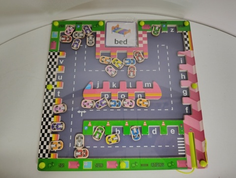 Magnetyczny Labirynt „Parking” – edukacyjna zabawka dla dzieci