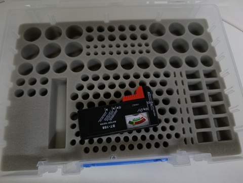 ORGANIZER / ETUI NA BATERIE Z TESTEREM – PORZĄDEK W JEDNYM MIEJSCU!