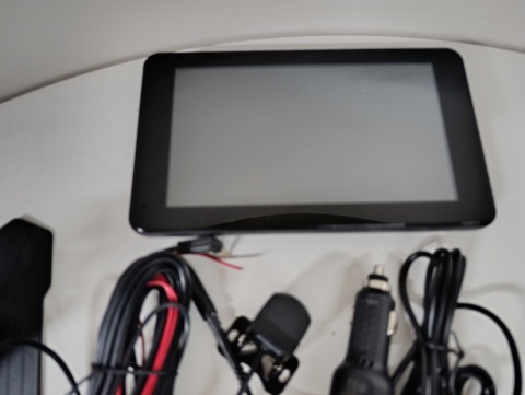 8-calowy Monitor Samochodowy z Bezprzewodowym CarPlay / Android Auto i Kamerą Cofania