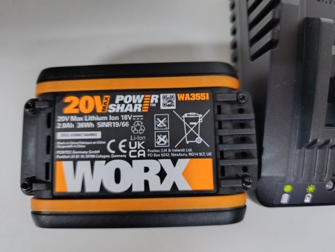 Kosa podkaszarka akumulatorowe Worx 94 cm 3,4 kg + ładowarka i 2 akumulatory