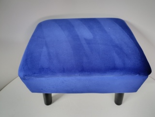 PUFA TAPICEROWANA Z FUNKCJĄ PRZECHOWYWANIA PODNÓŻEK – NIEBIESKI WELUR 40 x 30 cm