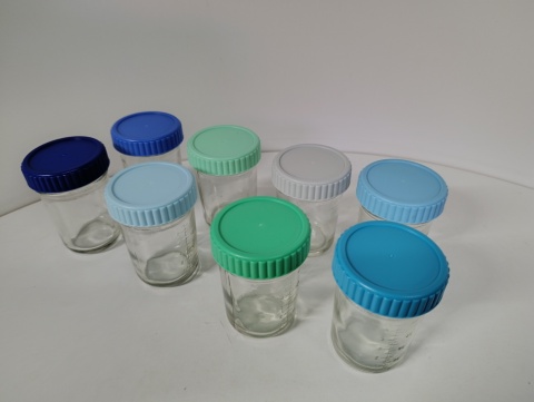 Zestaw Szklanych Pojemników / Słoiczków z Kolorowymi Pokrywkami – 160 ml (8 sztuk)