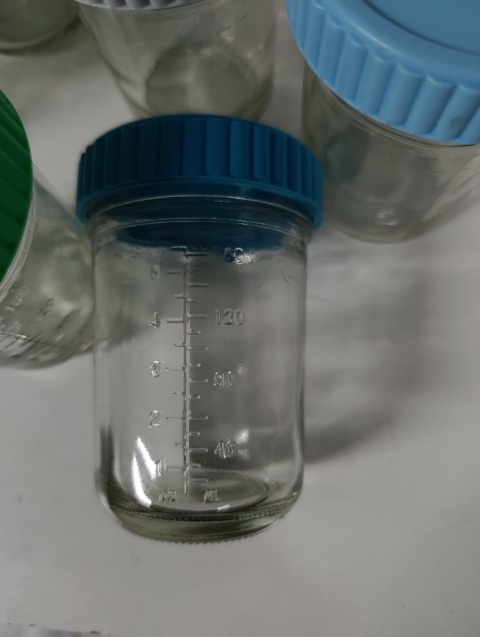 Zestaw Szklanych Pojemników / Słoiczków z Kolorowymi Pokrywkami – 160 ml (8 sztuk)
