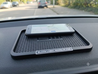 Podkładka mata antypoślizgowa do samochodu na deskę na telefon 16,5x11,5 cm
