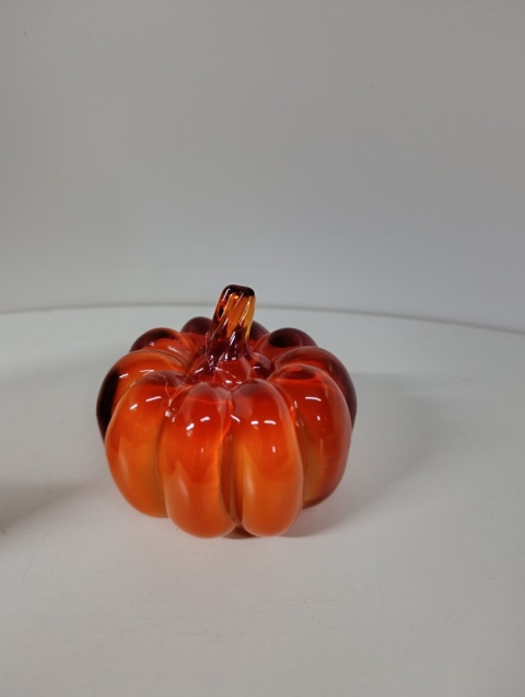Podświetlana Figurka Dyni – Klimatyczna Dekoracja na Halloween Dynia