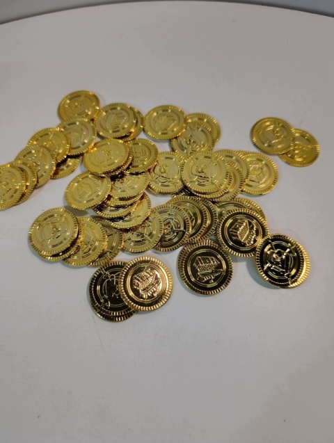 50 sztuk złotych monet, skarb piracki, złote monety plastikowe
