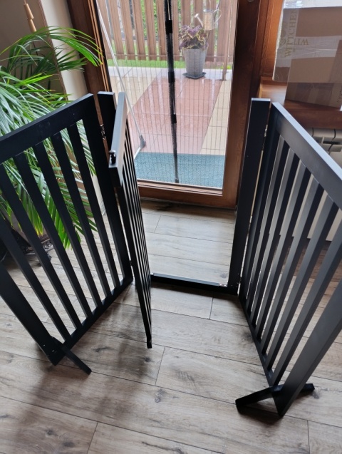 Barierka dla Psa z Drzwiczkami 154x92 cm Składana Czarna MDF