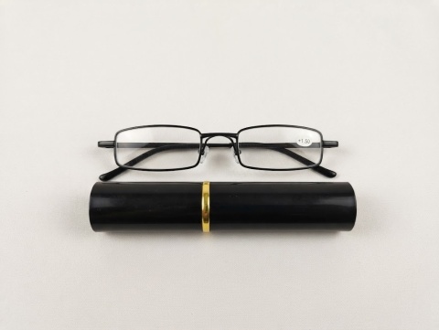 Eleganckie okulary korekcyjne +1,5 / +1.50 z etui – Wąskie, czarne, klasyczne