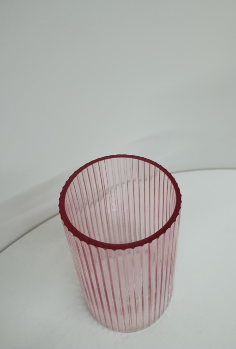 Elegancki różowy wazon ze żłobionego szkła – 20 cm