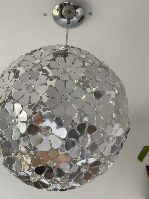 Lampa wisząca Eglo 30574 – nowoczesna kula z motywem kwiatowym