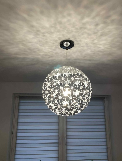 Lampa wisząca Eglo 30574 – nowoczesna kula z motywem kwiatowym