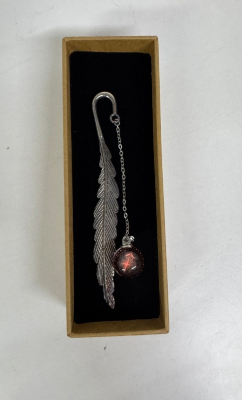 Metalowa zakładka do książki – pióro z zawieszką gwiezdną