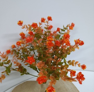 Sztuczne kwiaty jesienne – gałązki ozdobne w odcieniach pomarańczy