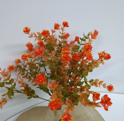 Sztuczne kwiaty jesienne – gałązki ozdobne w odcieniach pomarańczy