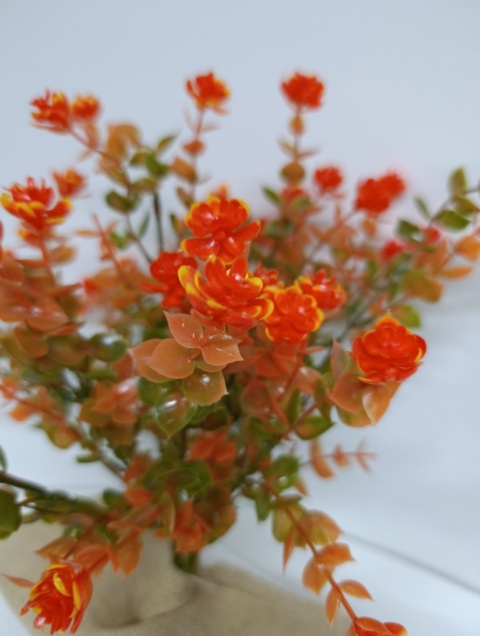 Sztuczne kwiaty jesienne – gałązki ozdobne w odcieniach pomarańczy