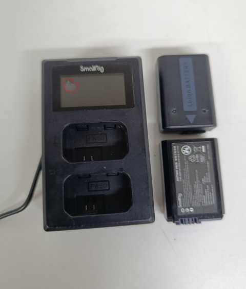 SmallRig 3818 - zestaw, ładowarka + 2x akumulator NP-FW50 Sony