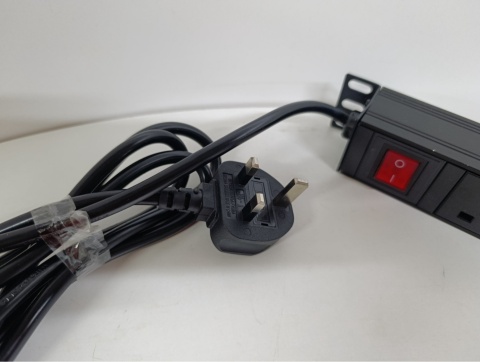 Listwa zasilająca – model DFUW-7107N | 7 gniazd UK | 2500W | 13A