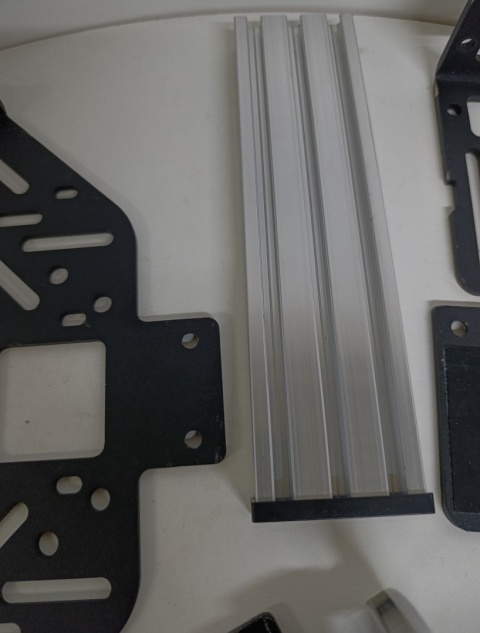 Uchwyt biurkowy (Desk Mount Clamp) do kierownicy gamingowej komputerowej - brak części śrubek montażowych